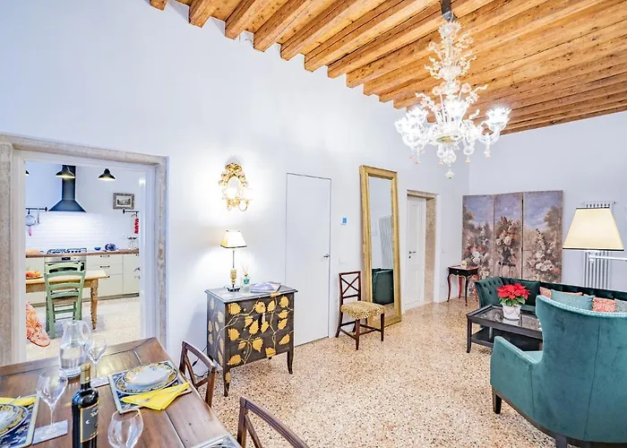 Ca' San Beneto Completely Refurbished In A Fabulously Area Venetië