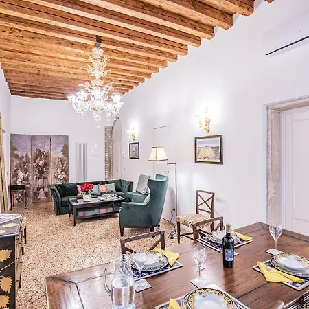 Ca' San Beneto Completely Refurbished In A Fabulously Area ヴェネツィア